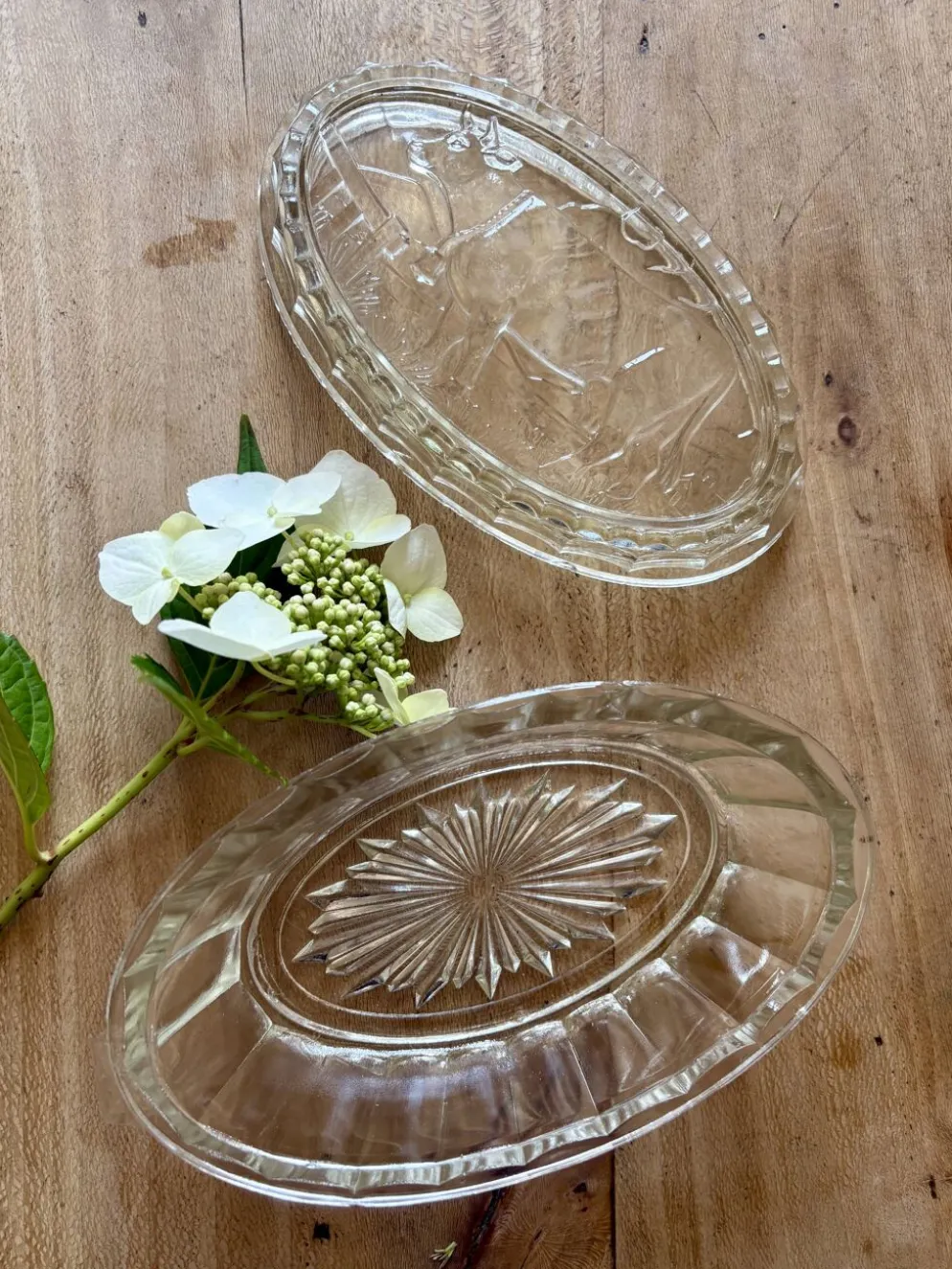 Beurrier vintage en verre à décor de vache