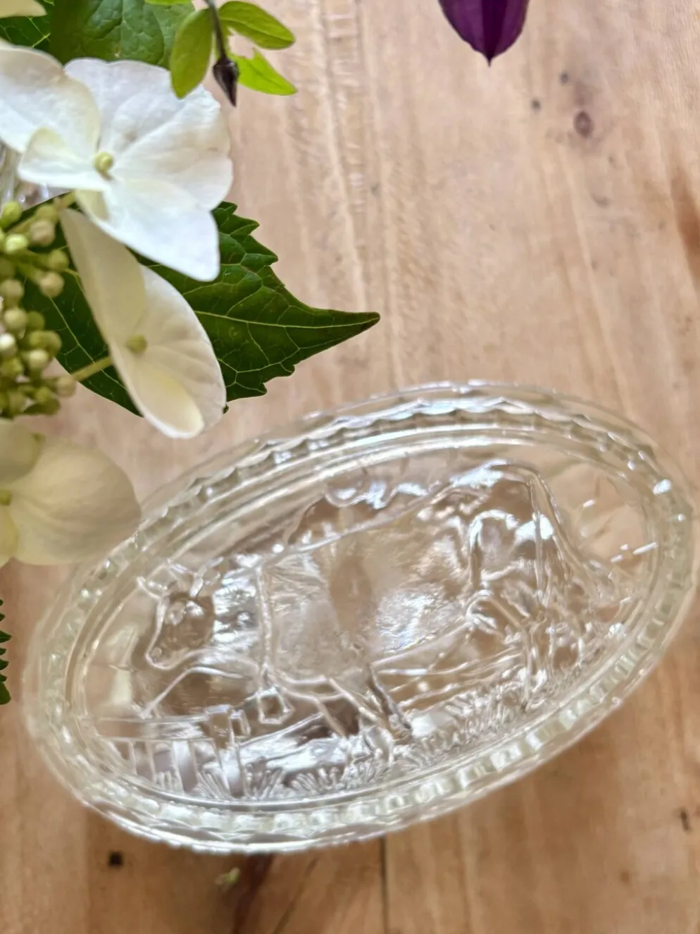 Beurrier vintage en verre à décor de vache