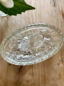 Beurrier vintage en verre à décor de vache