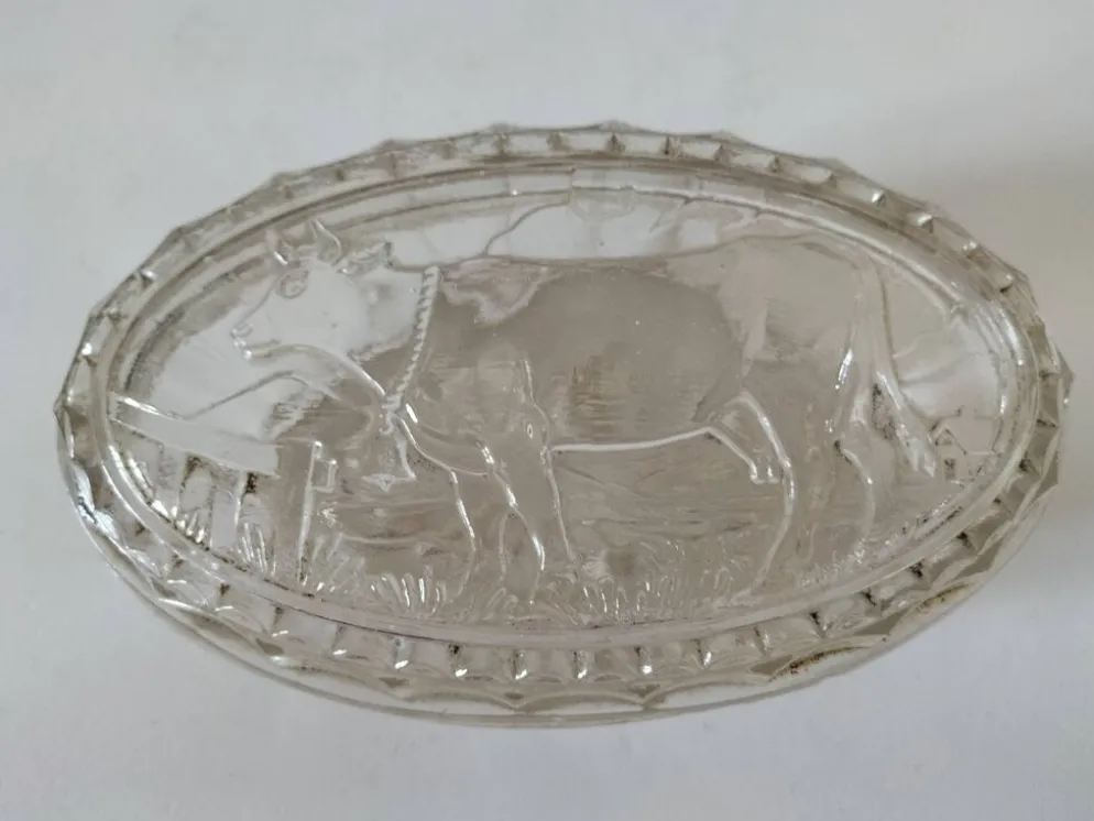 Beurrier vintage en verre pressé décor vache