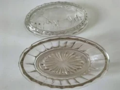 Beurrier vintage en verre pressé décor vache