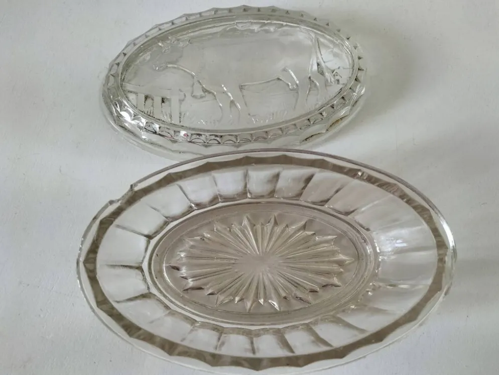 Beurrier vintage en verre pressé décor vache