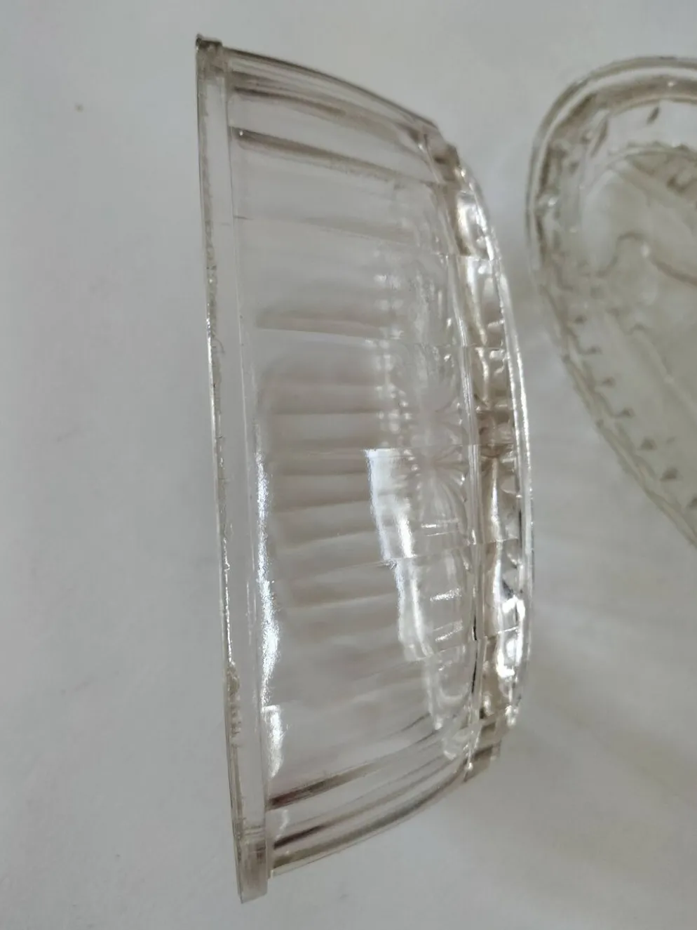Beurrier vintage en verre pressé décor vache
