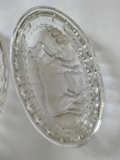 Beurrier vintage en verre pressé décor vache