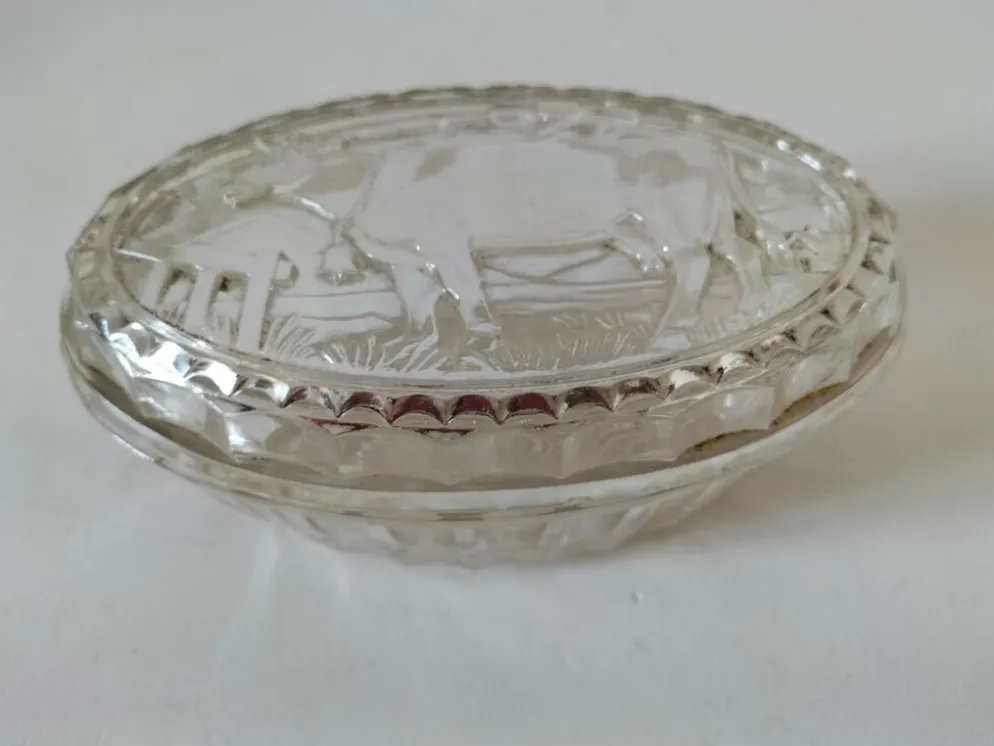 Beurrier vintage en verre pressé décor vache