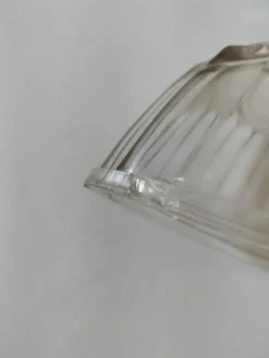Beurrier vintage en verre pressé décor vache