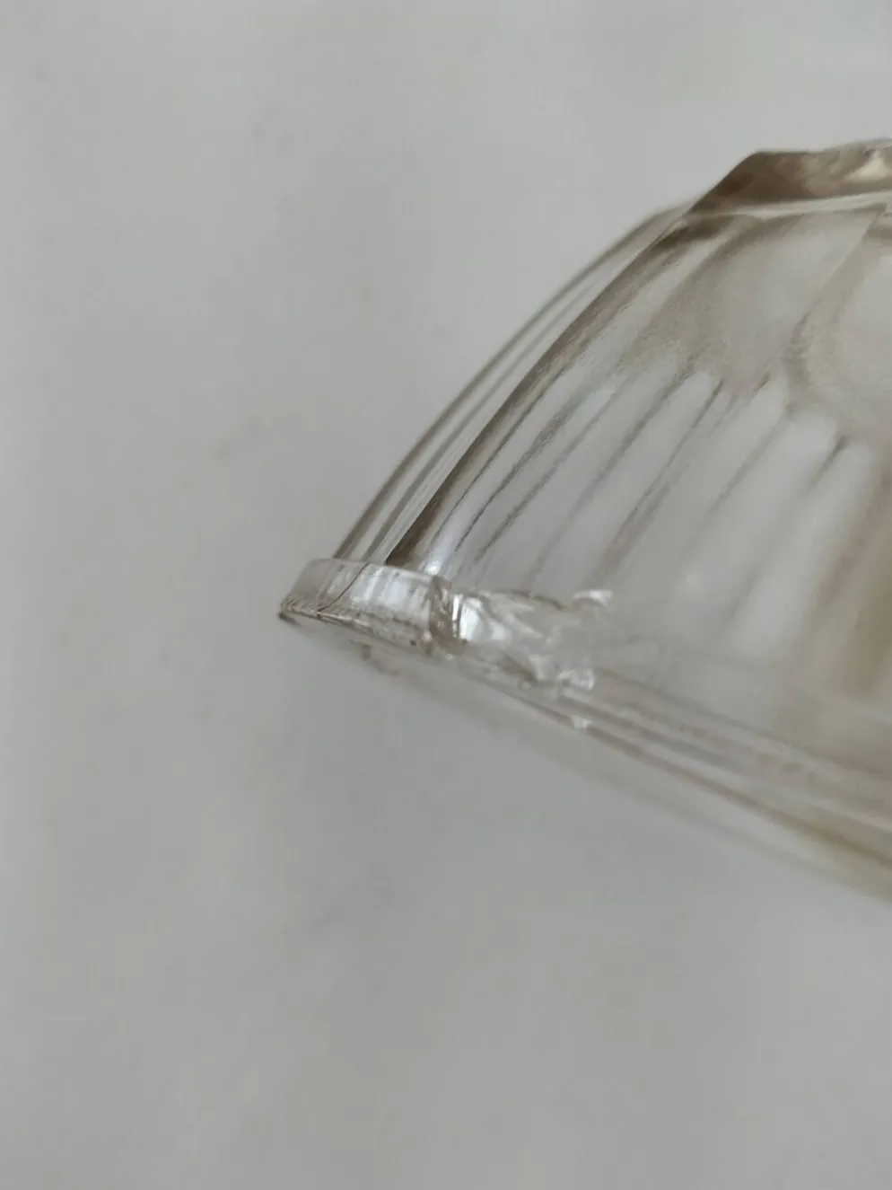 Beurrier vintage en verre pressé décor vache