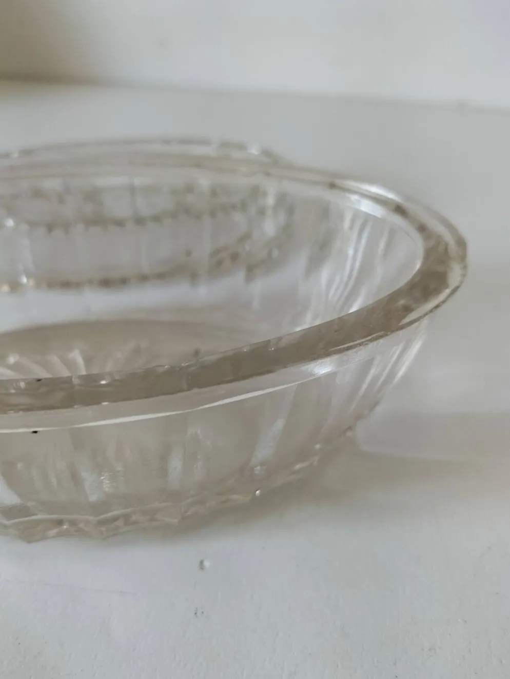 Beurrier vintage en verre pressé décor vache