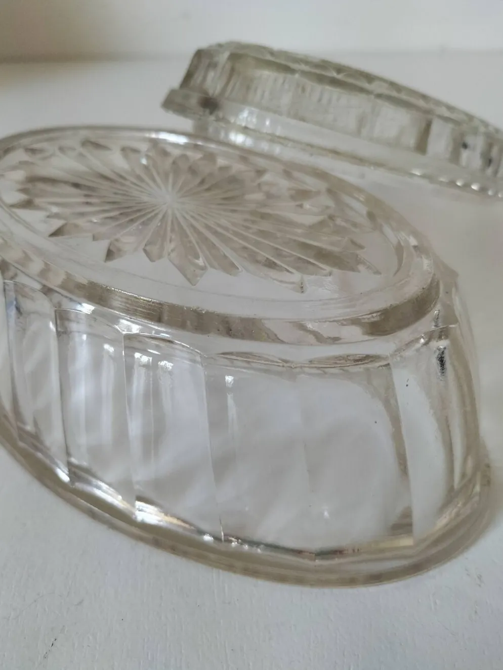 Beurrier vintage en verre pressé décor vache