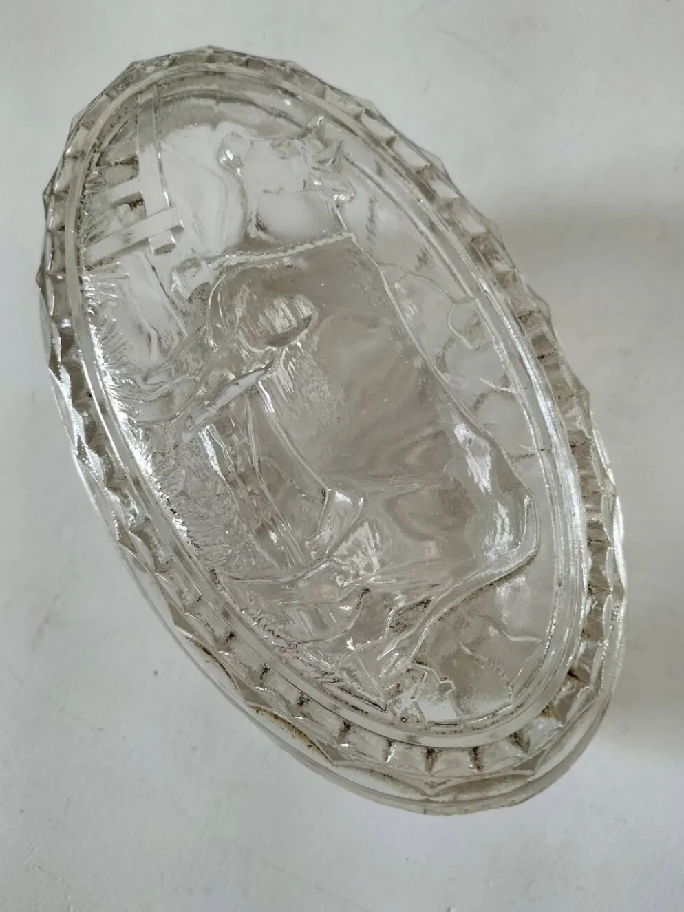Beurrier vintage en verre pressé décor vache