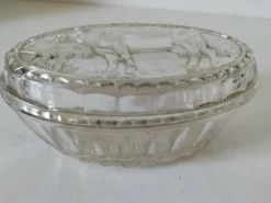 Beurrier vintage en verre pressé décor vache