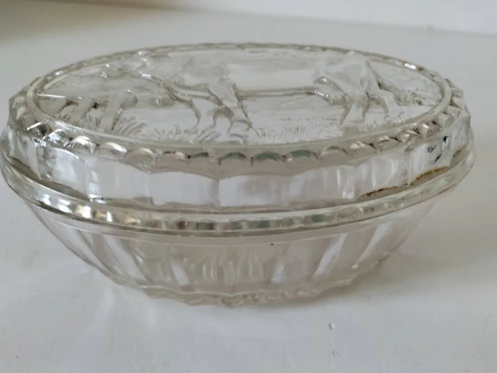 Beurrier vintage en verre pressé décor vache