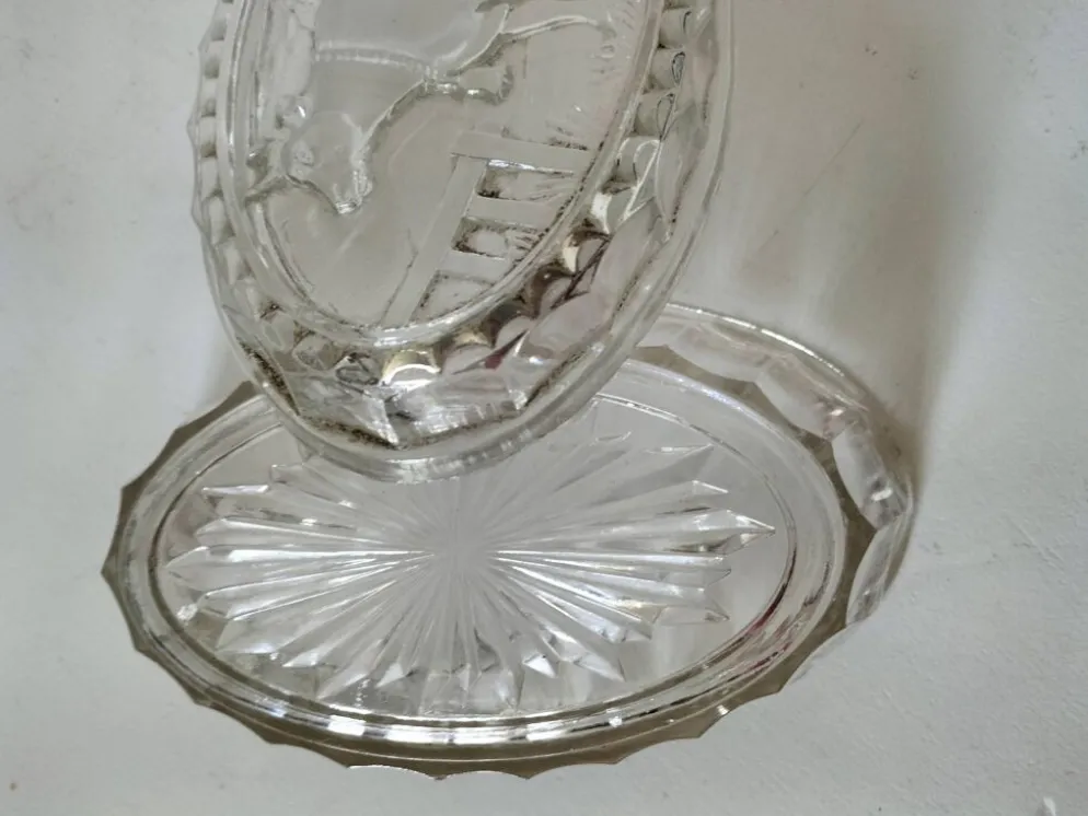 Beurrier vintage en verre pressé décor vache