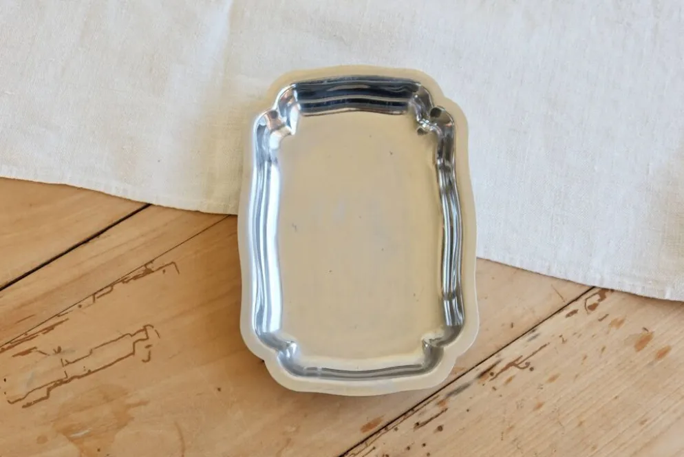Beurrier vintage rectangulaire chantourné en métal brillant