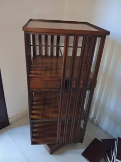 Bibliothèqie tournante sur socle