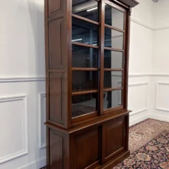 Bibliothèque anglaise classique avec portes coulissantes en verre