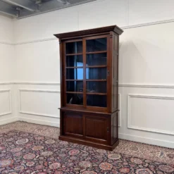 Bibliothèque anglaise classique avec portes coulissantes en verre