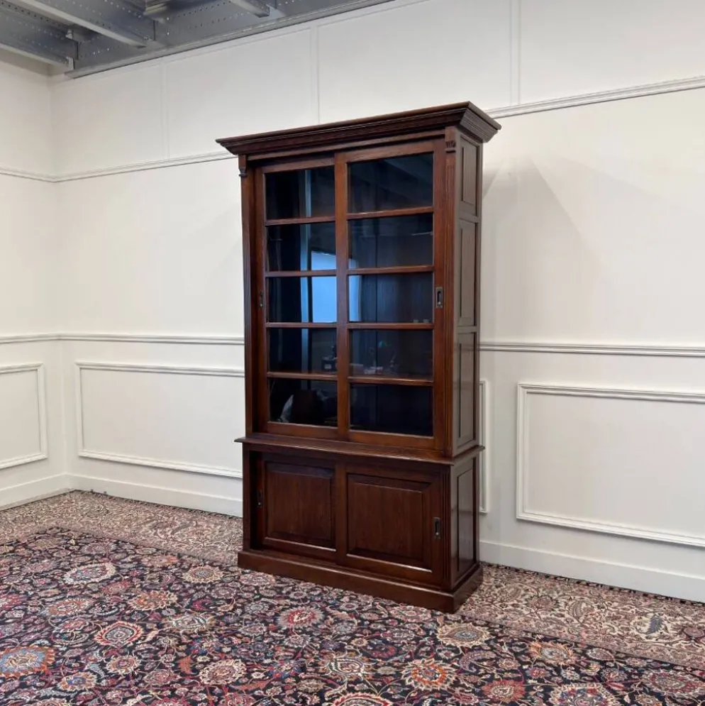 Bibliothèque anglaise classique avec portes coulissantes en verre