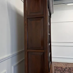 Bibliothèque anglaise classique avec portes coulissantes en verre