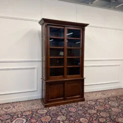 Bibliothèque anglaise classique avec portes coulissantes en verre