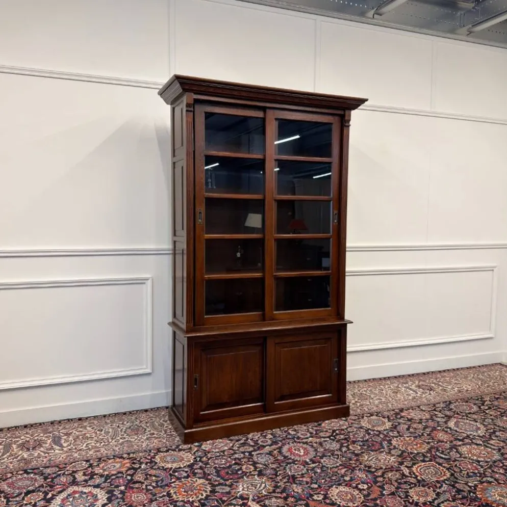 Bibliothèque anglaise classique avec portes coulissantes en verre