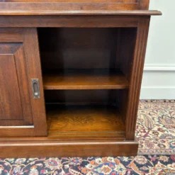 Bibliothèque anglaise classique avec portes coulissantes en verre