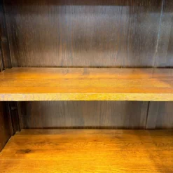 Bibliothèque anglaise classique avec portes coulissantes en verre