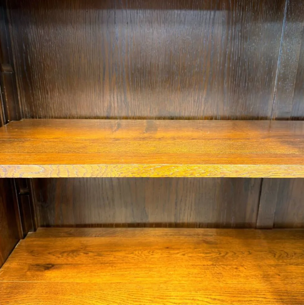 Bibliothèque anglaise classique avec portes coulissantes en verre