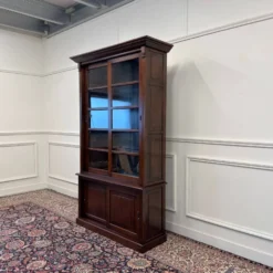 Bibliothèque anglaise classique avec portes coulissantes en verre