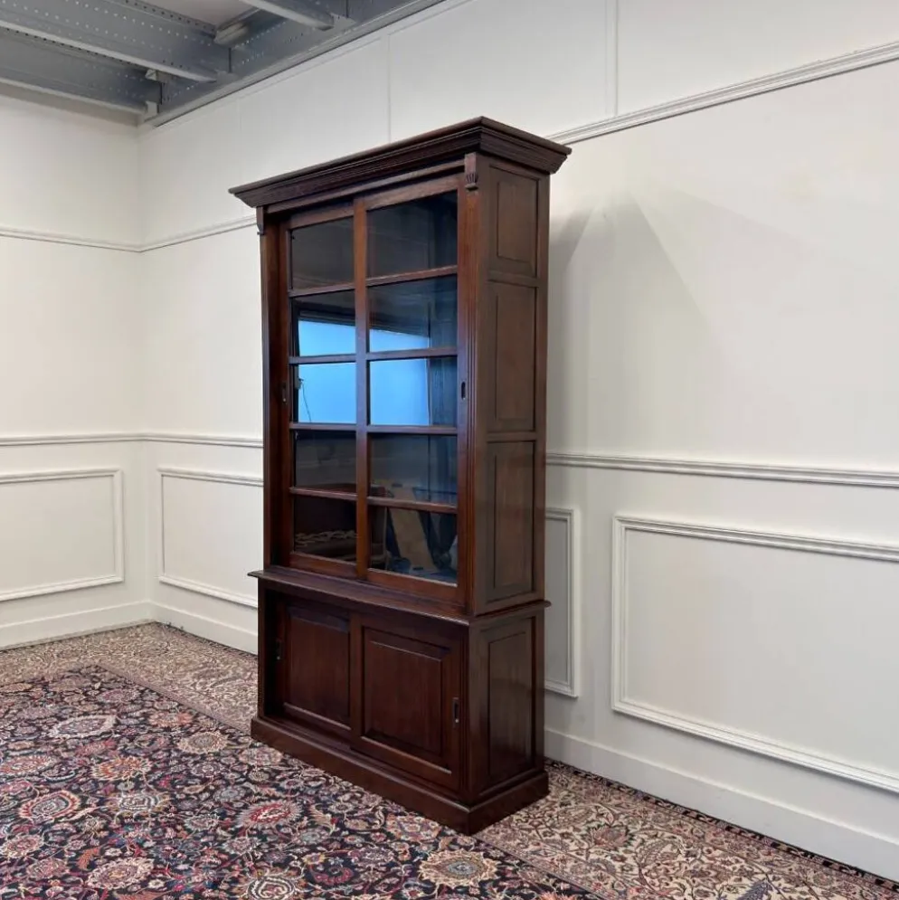 Bibliothèque anglaise classique avec portes coulissantes en verre