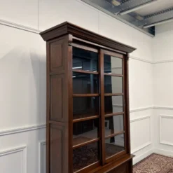 Bibliothèque anglaise classique avec portes coulissantes en verre