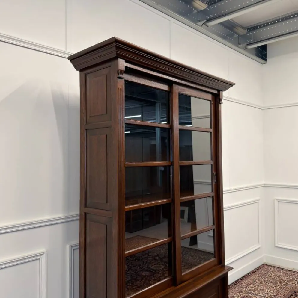 Bibliothèque anglaise classique avec portes coulissantes en verre