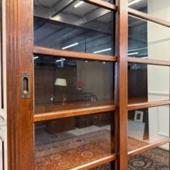 Bibliothèque anglaise classique avec portes coulissantes en verre