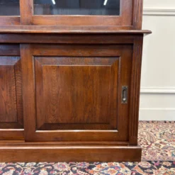 Bibliothèque anglaise classique avec portes coulissantes en verre