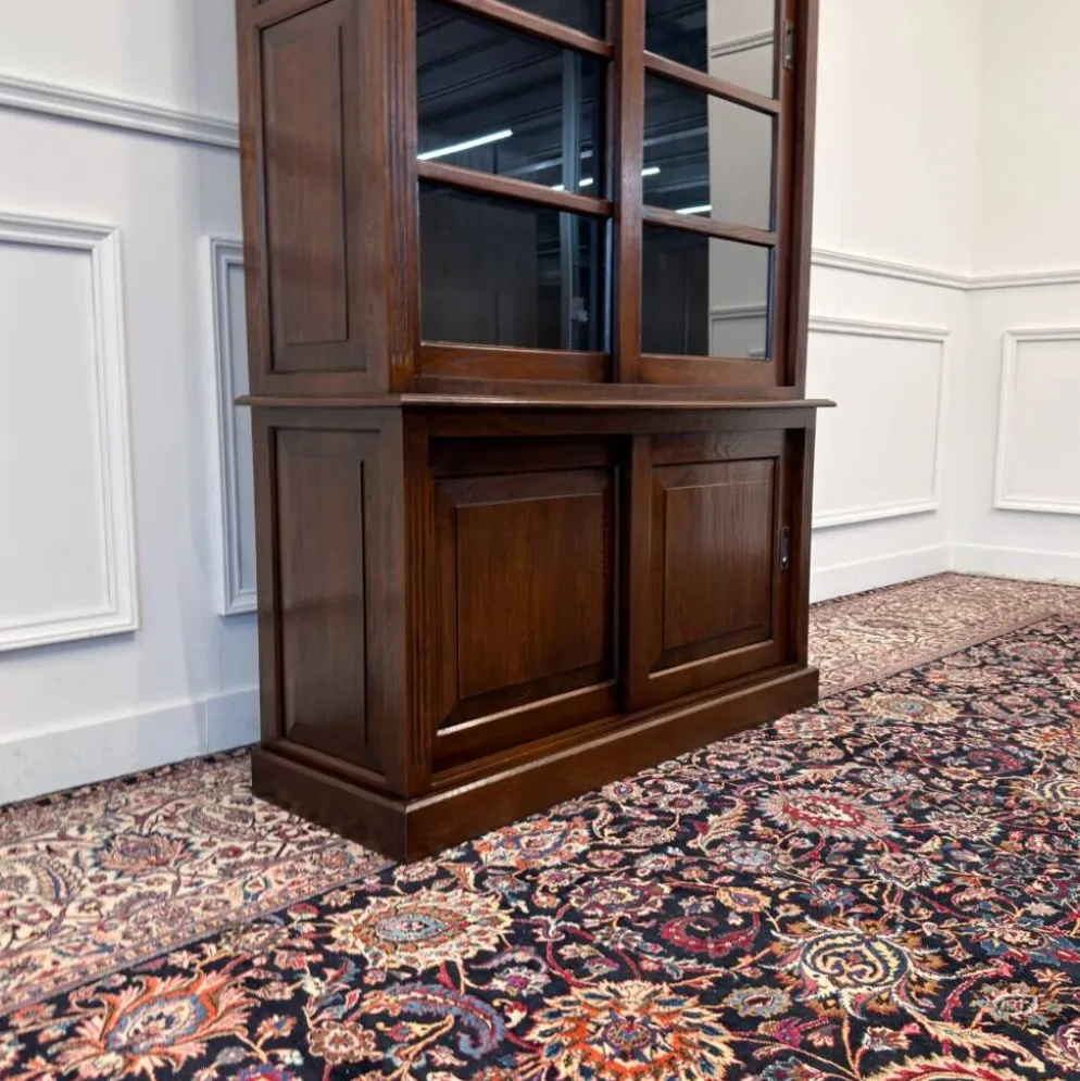 Bibliothèque anglaise classique avec portes coulissantes en verre