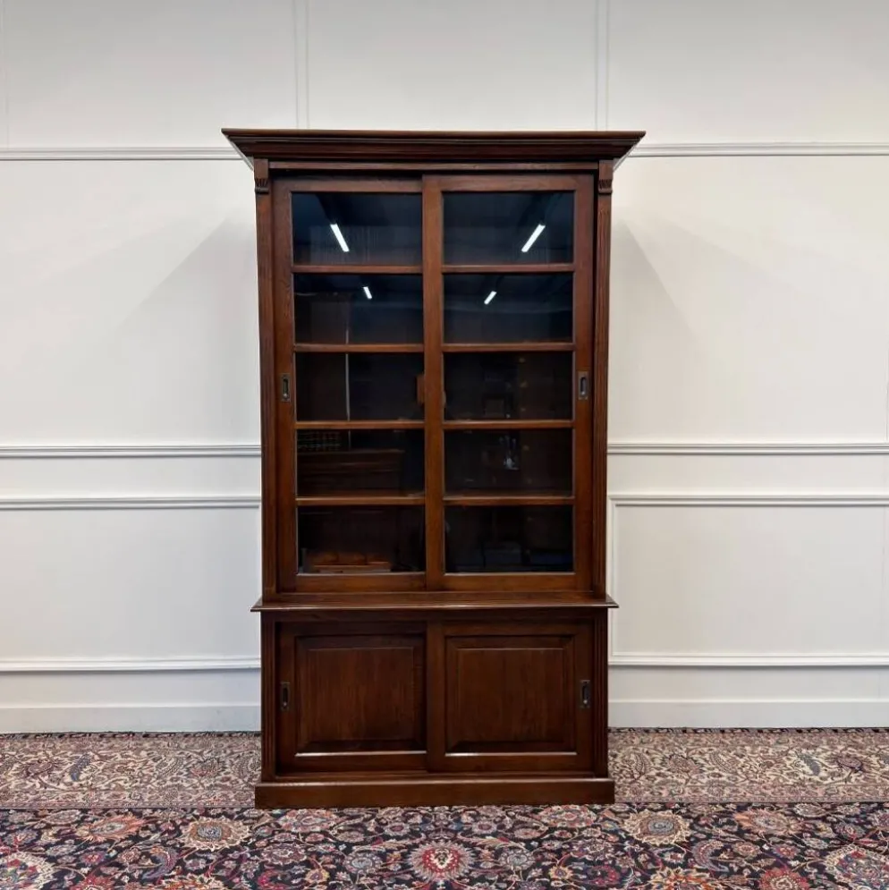 Bibliothèque anglaise classique avec portes coulissantes en verre