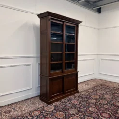 Bibliothèque anglaise classique avec portes coulissantes en verre