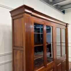 Bibliothèque anglaise classique avec colonnes