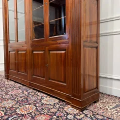 Bibliothèque anglaise classique avec colonnes