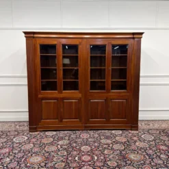 Bibliothèque anglaise classique avec colonnes