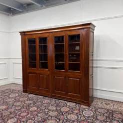 Bibliothèque anglaise classique avec colonnes