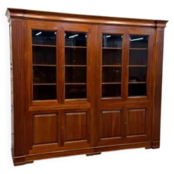 Bibliothèque anglaise classique avec colonnes
