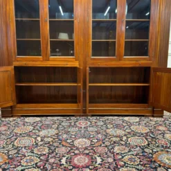 Bibliothèque anglaise classique avec colonnes
