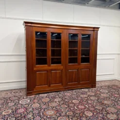 Bibliothèque anglaise classique avec colonnes