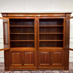 Bibliothèque anglaise classique avec colonnes