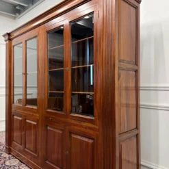 Bibliothèque anglaise classique avec colonnes