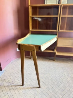 Bibliothèque avec bureau