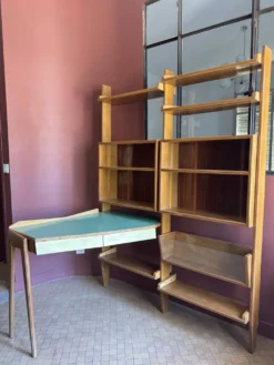 Bibliothèque avec bureau