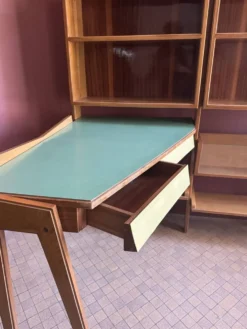 Bibliothèque avec bureau