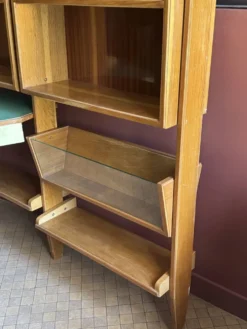 Bibliothèque avec bureau